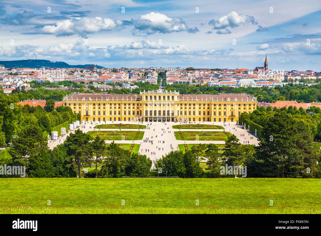 Klassische Ansicht des berühmten Schloss Schönbrunn mit malerischen großen Parterres Garten an einem schönen sonnigen Tag mit blauem Himmel und Wolken im Sommer, Wien, Österreich Stockfoto