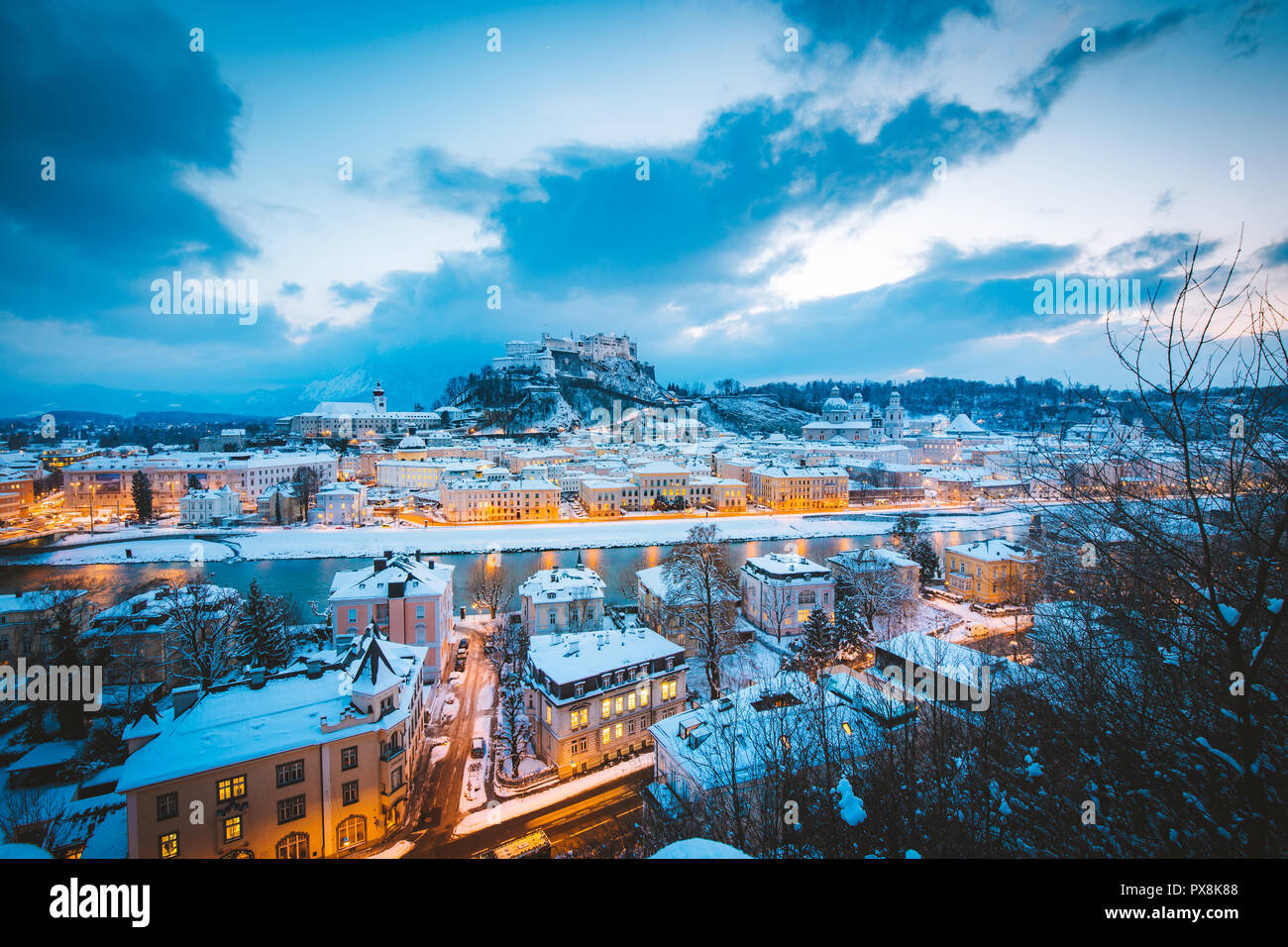 Klassische Ansicht von der historischen Stadt Salzburg mit der berühmten Festung Hohensalzburg und Salzach Fluss beleuchtet in schöne Dämmerung im malerischen Chri Stockfoto