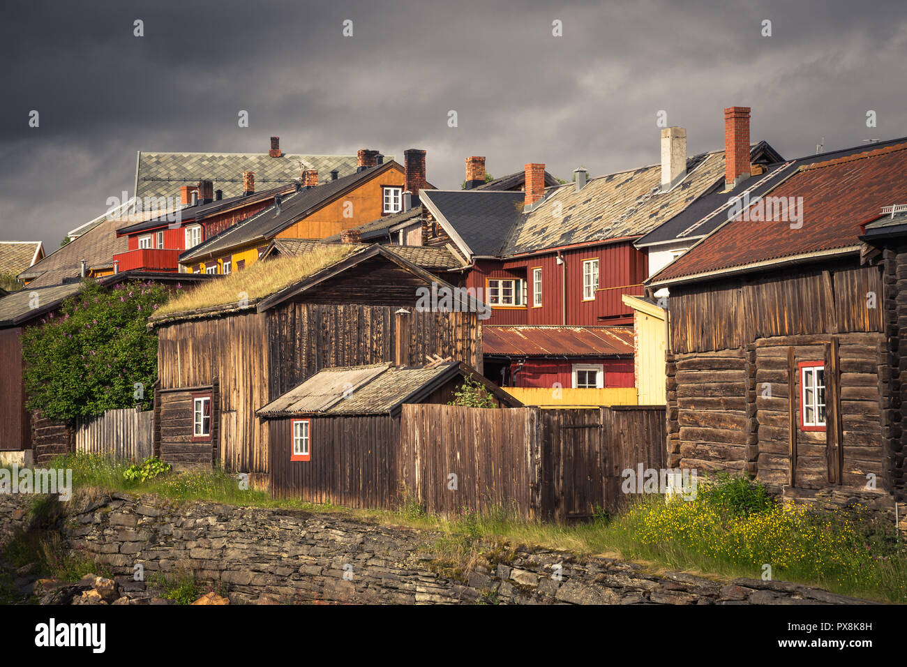 Bergbaustadt Røros in Norwegen, fantastische original alten norwegischen Stadt, als UNESCO-Weltkulturerbe. Traditionelle Holzarchitektur. Stockfoto