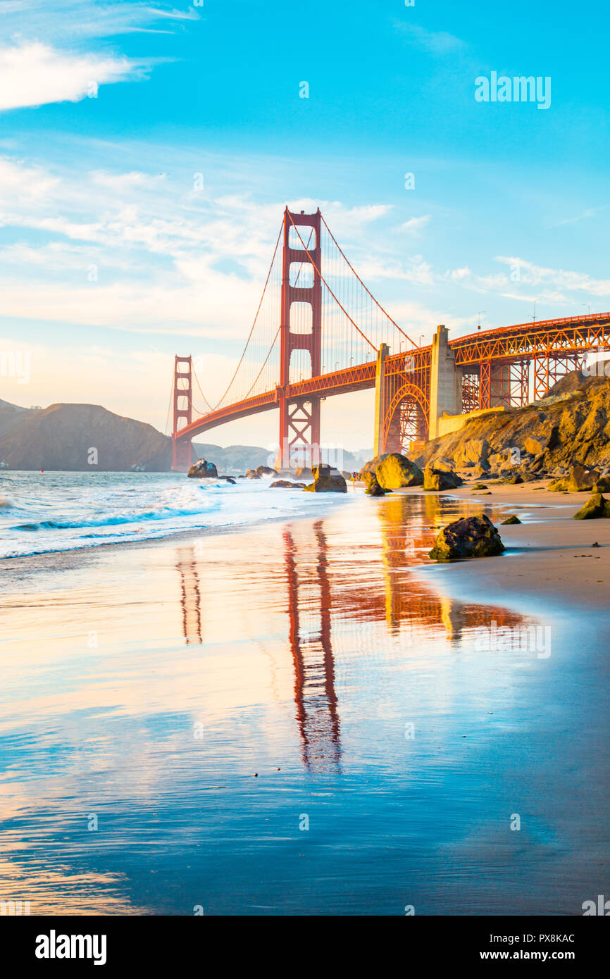 Klassische Panoramablick auf die berühmte Golden Gate Bridge vom malerischen Baker Beach in wunderschönen goldenen Abendlicht gesehen an einem sonnigen Tag mit blauen Himmel Stockfoto