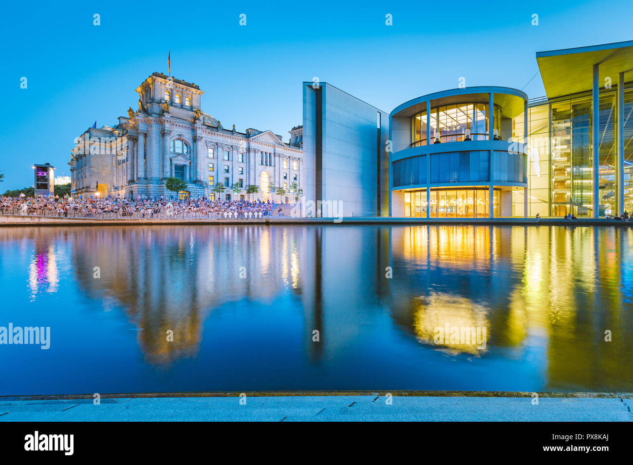 Panoramablick auf die Dämmerung Blick auf berühmte Berliner Regierungsviertel mit Spree während der Blauen Stunde in der Dämmerung, zentrale Berlin Mitte, Deutschland Stockfoto