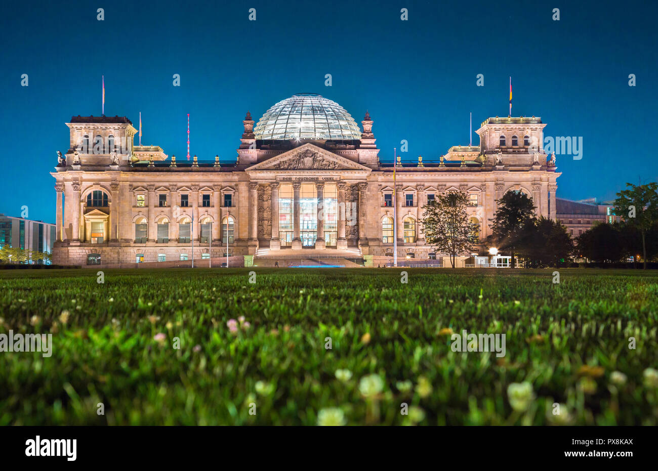 Klassische Dämmerung Blick auf die berühmten Reichstag in Berlin während der Blauen Stunde in der Dämmerung, zentrale Berlin Mitte, Deutschland Stockfoto