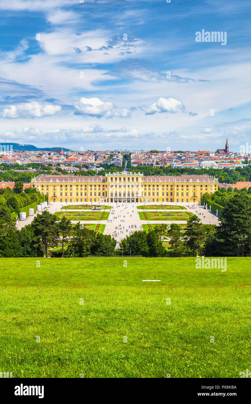 Klassische Ansicht der berühmten Schloss Schönbrunn mit malerischen Großen Parterre Garten an einem schönen sonnigen Tag mit blauen Himmel und Wolken im Sommer, Wien Stockfoto