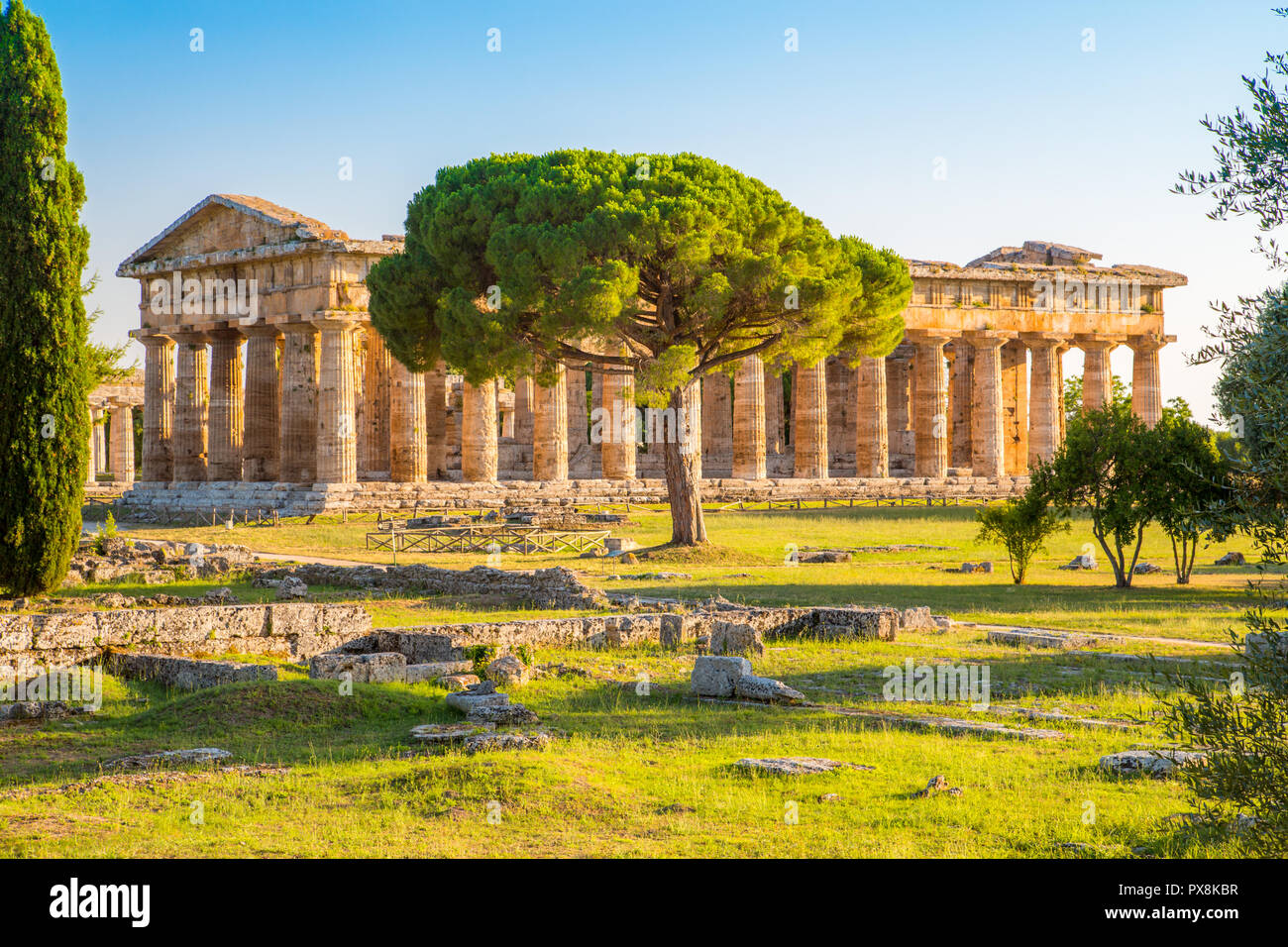 Paestum Tempel Archäologische UNESCO Weltkulturerbe bei Sonnenuntergang, Provinz Salerno, Kampanien, Italien Stockfoto