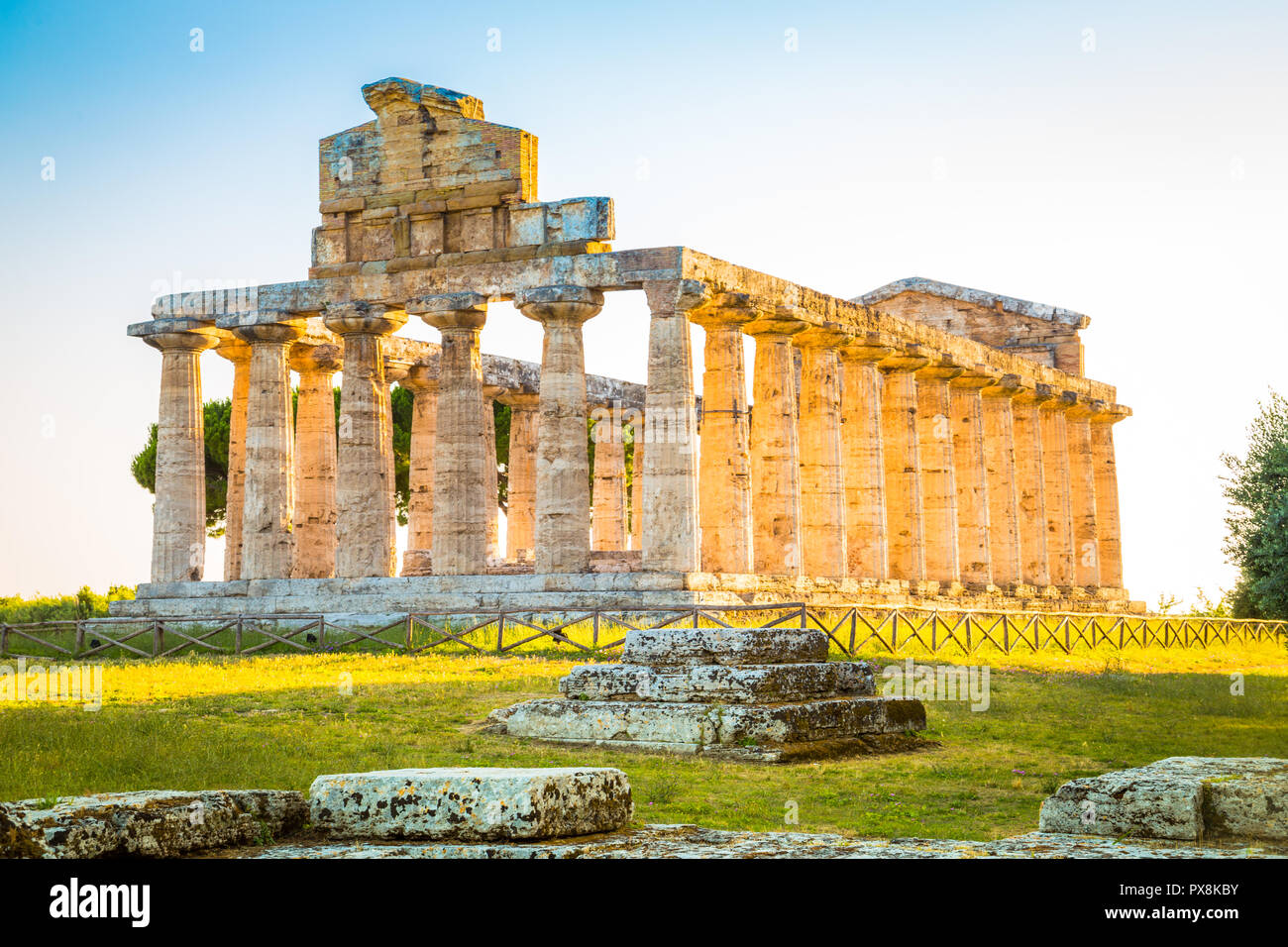 Paestum Tempel Archäologische UNESCO Weltkulturerbe bei Sonnenuntergang, Provinz Salerno, Kampanien, Italien Stockfoto