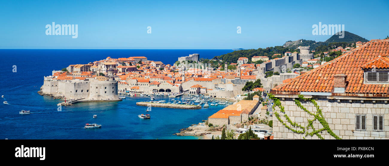 Panoramablick auf das luftbild der Altstadt von Dubrovnik, eines der bekanntesten touristischen Destinationen im Mittelmeer, von Srt Berg auf einem Stockfoto