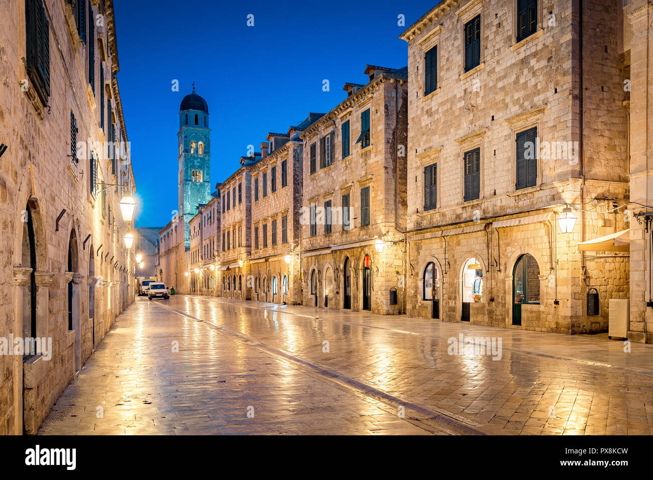 Klassische Panoramablick auf den berühmten Stradun, die Hauptstraße der Altstadt von Dubrovnik, in schöner Morgendämmerung vor Sonnenaufgang in der Morgendämmerung im Sommer Stockfoto