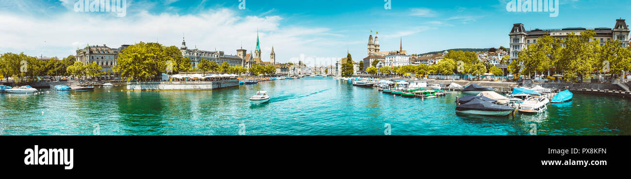 Panoramablick auf das historische Stadtzentrum von Zürich mit berühmten Fluss Limmat am Zürichsee an einem sonnigen Tag mit Wolken im Sommer, Schweiz Stockfoto