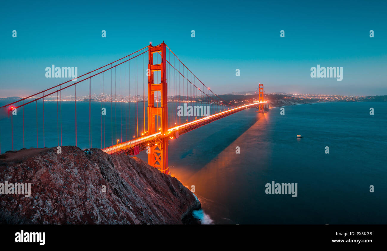 Klassische Panorama der berühmten Golden Gate Bridge gesehen aus Sicht der Batterie Spencer in schönen Beitrag Sonnenuntergang Dämmerung während der blauen Stunde in der Dämmerung in Stockfoto Klassische Panorama der berühmten Golden Gate Bridge gesehen aus Sicht der Batterie Spencer in schönen Beitrag Sonnenuntergang Dämmerung während der blauen Stunde in der Dämmerung in Stockfoto