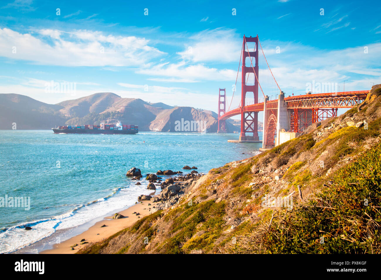Klassische Ansicht der berühmten Golden Gate Bridge mit frachtschiff an einem sonnigen Tag mit blauen Himmel und Wolken im Sommer, San Francisco, Kalifornien, USA Stockfoto