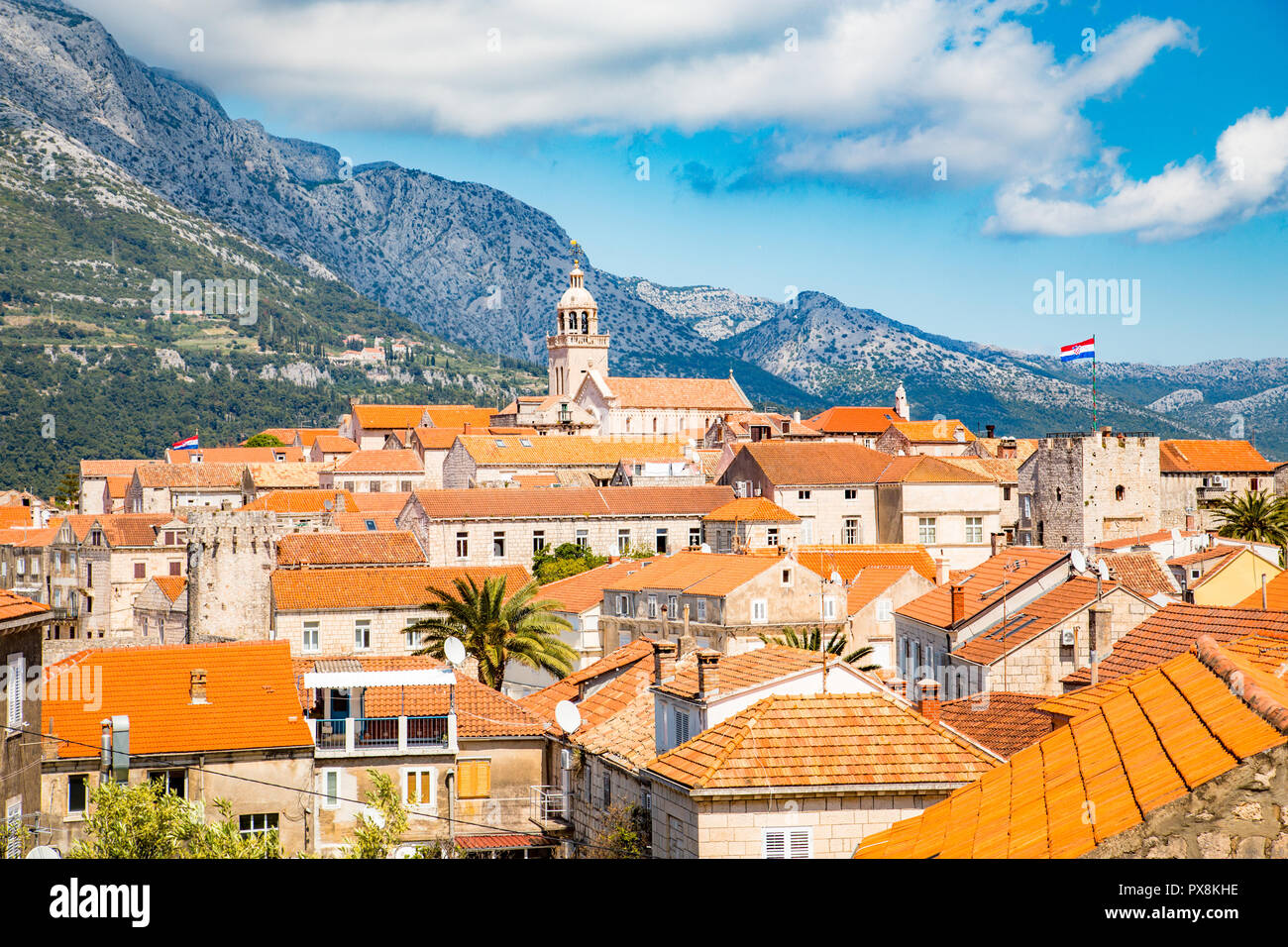 Schöne Aussicht auf die Altstadt von Korcula auf einem schönen, sonnigen Tag mit blauen Himmel und Wolken im Sommer, Insel Korcula, Dalmatien, Kroatien Stockfoto