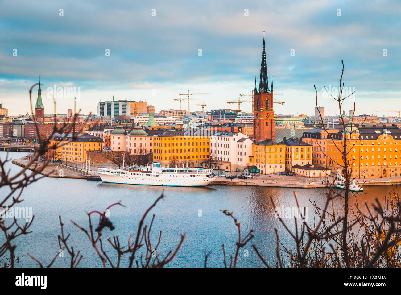Klassische Ansicht der Stockholmer Innenstadt mit dem berühmten Riddarholmen in Gamla Stan in wunderschönen goldenen Morgenlicht, Södermalm, Stockholm, Schweden Stockfoto