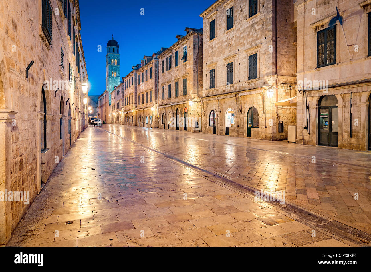 Klassische Panoramablick auf den berühmten Stradun, die Hauptstraße der Altstadt von Dubrovnik, in schöner Morgendämmerung vor Sonnenaufgang in der Morgendämmerung im Sommer Stockfoto