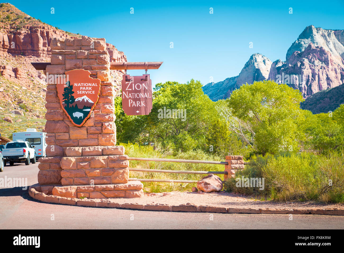 Zion National Park Eingang Monument, das Schild an einem schönen, sonnigen Tag mit blauen Himmel im Sommer, Utah, USA Stockfoto