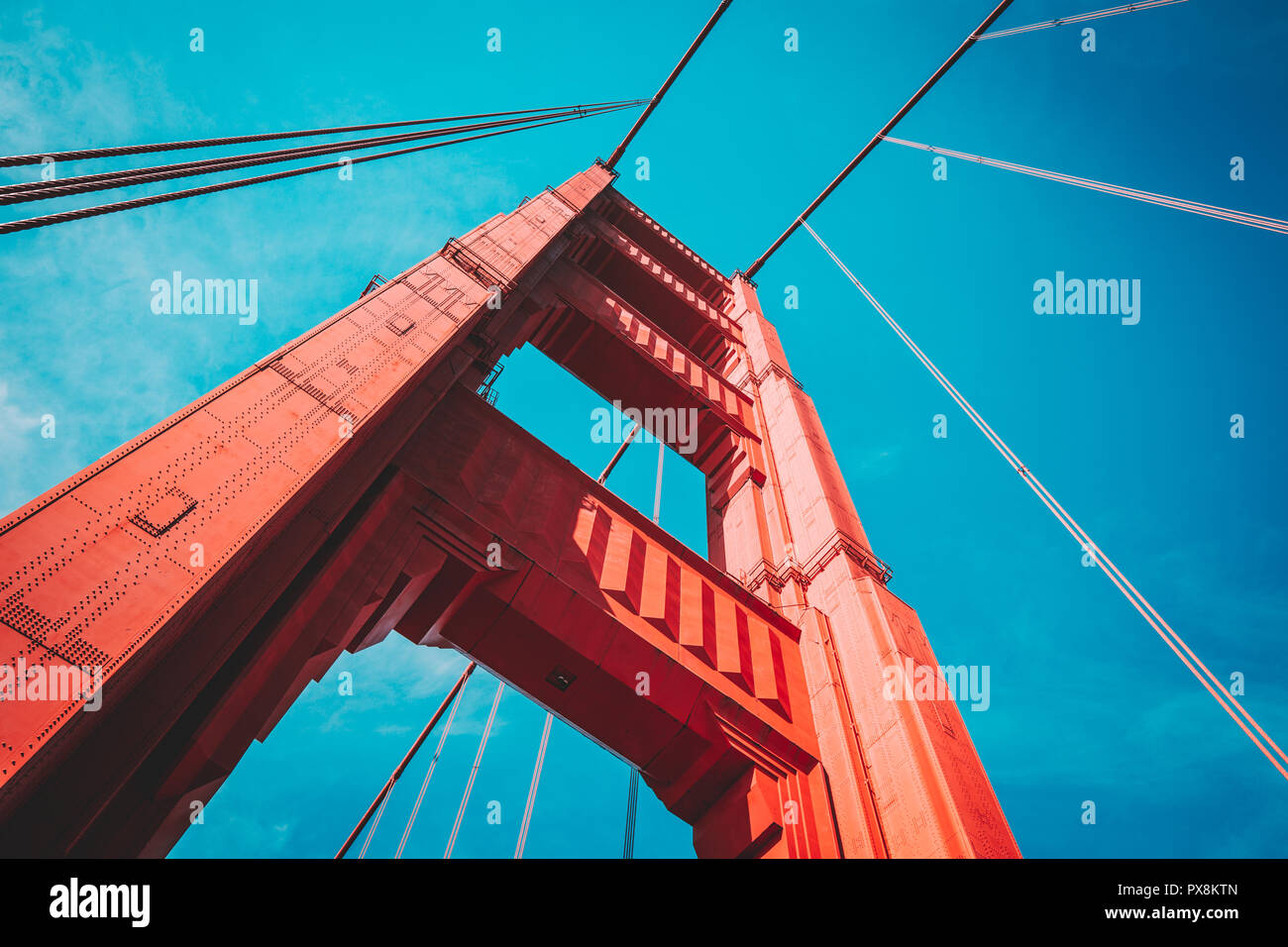Schönen niedrigen Winkel Blick auf die berühmte Golden Gate Bridge mit blauem Himmel und Wolken an einem sonnigen Tag im Sommer mit Retro Vintage post crocessing filter Effe Stockfoto