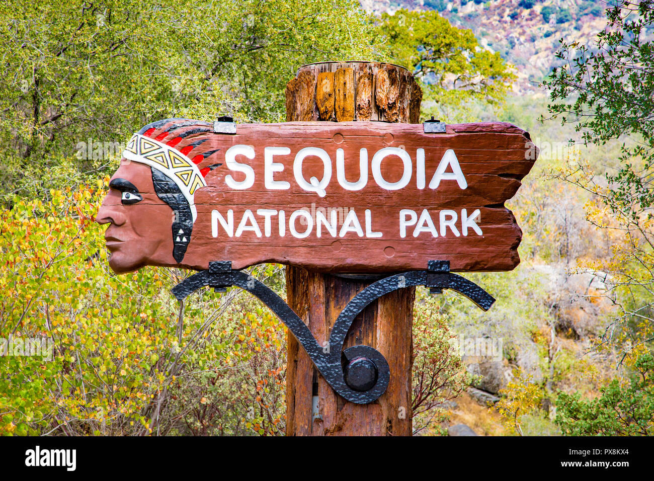 Klassische Ansicht der traditionellen hölzernen Sequoia National Park Eingang denkmal Willkommen Anmelden Sommer, Kalifornien, USA Stockfoto