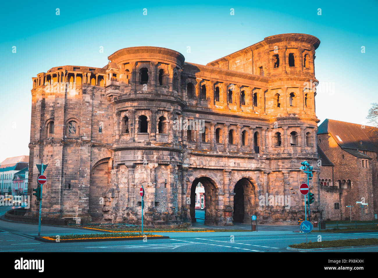 Klassische Ansicht der berühmten Porta Nigra, das größte römische Stadttor Monument nördlich der Alpen, in wunderschönen goldenen lichter Morgen bei Sonnenaufgang im Sommer, rechts Stockfoto