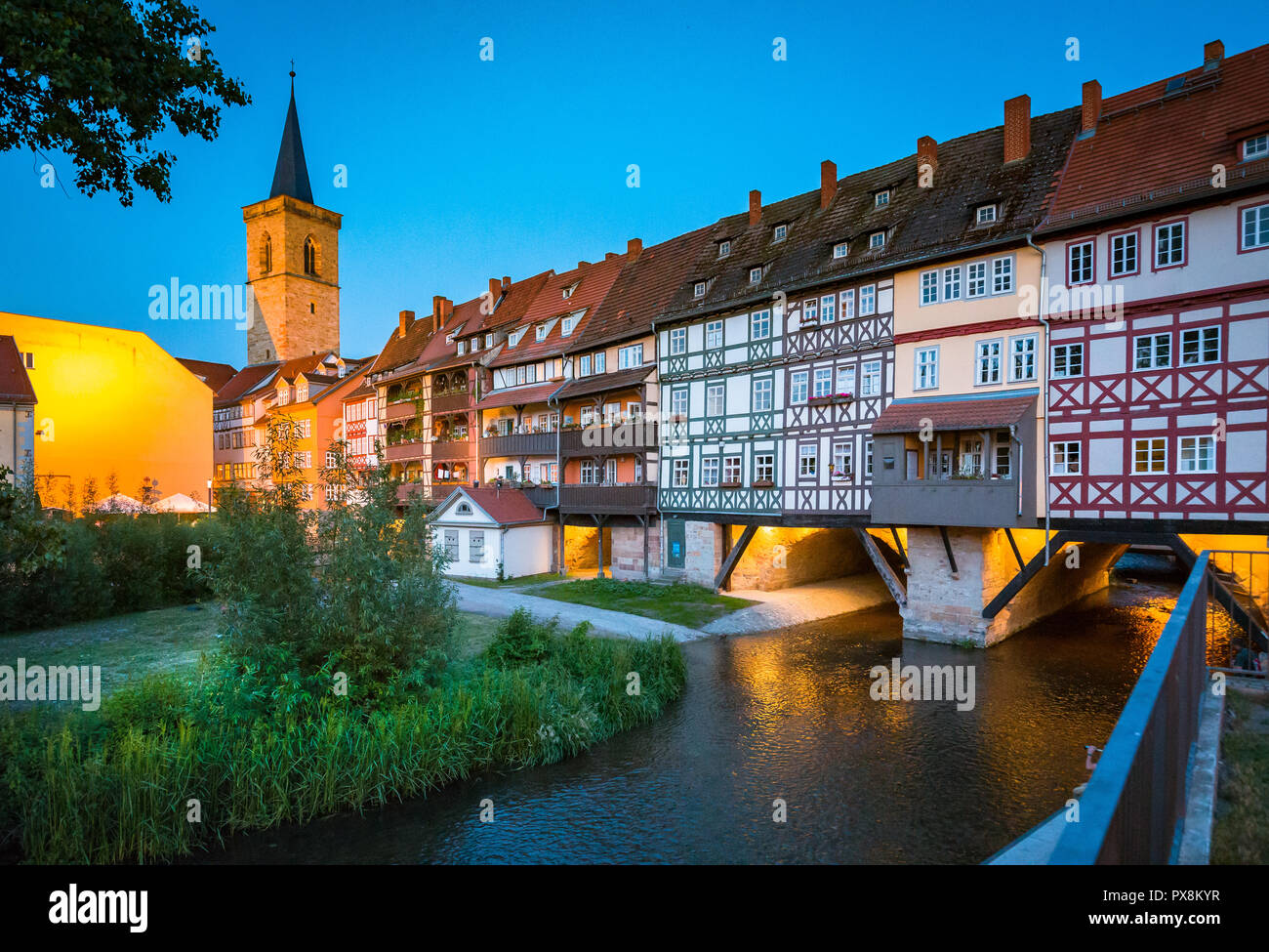 Klassische Panoramablick auf das historische Stadtzentrum von Erfurt mit berühmten Krämerbrücke beleuchtete am wunderschönen Dämmerung während der Blauen Stunde, Thüri Stockfoto