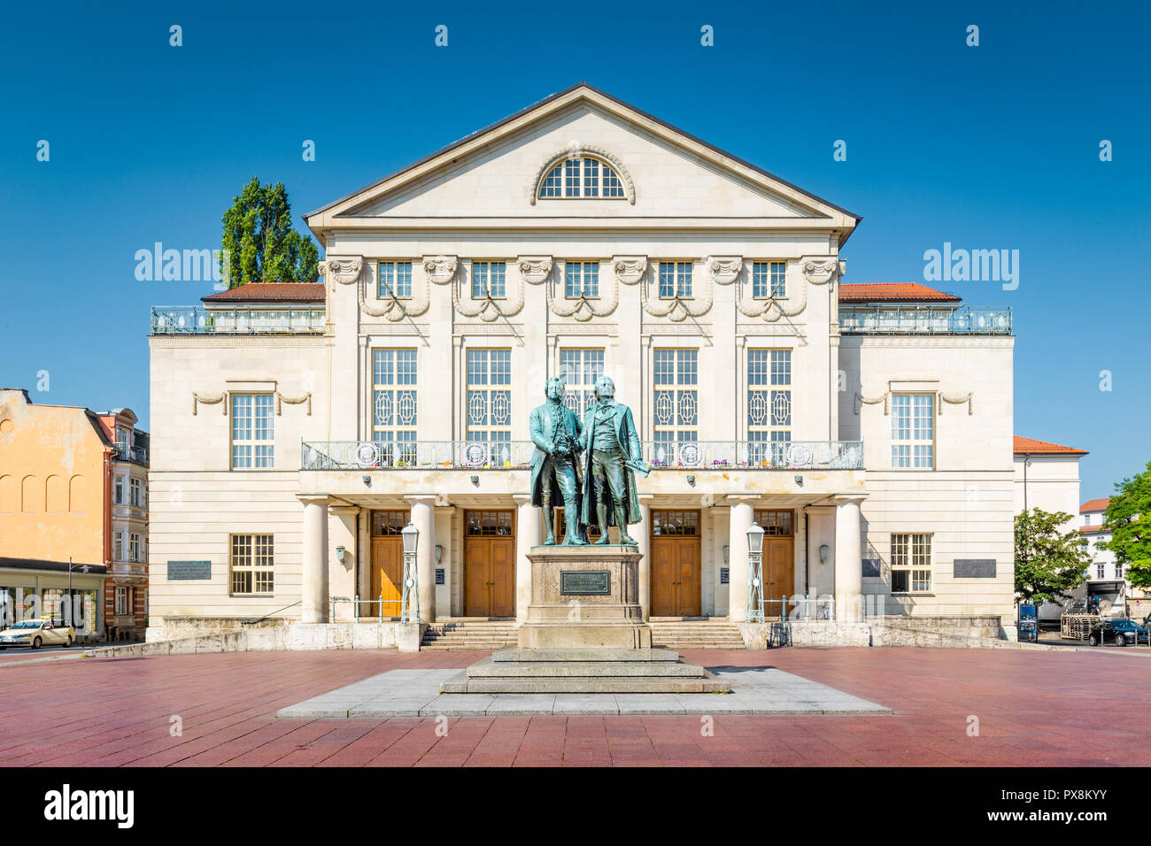 Klassische Ansicht der berühmten Deutschen Nationaltheater mit dem Goethe-Schiller-Denkmal an einem schönen sonnigen Tag mit blauen Himmel in Weimar, Thüringen, Deutschland Stockfoto