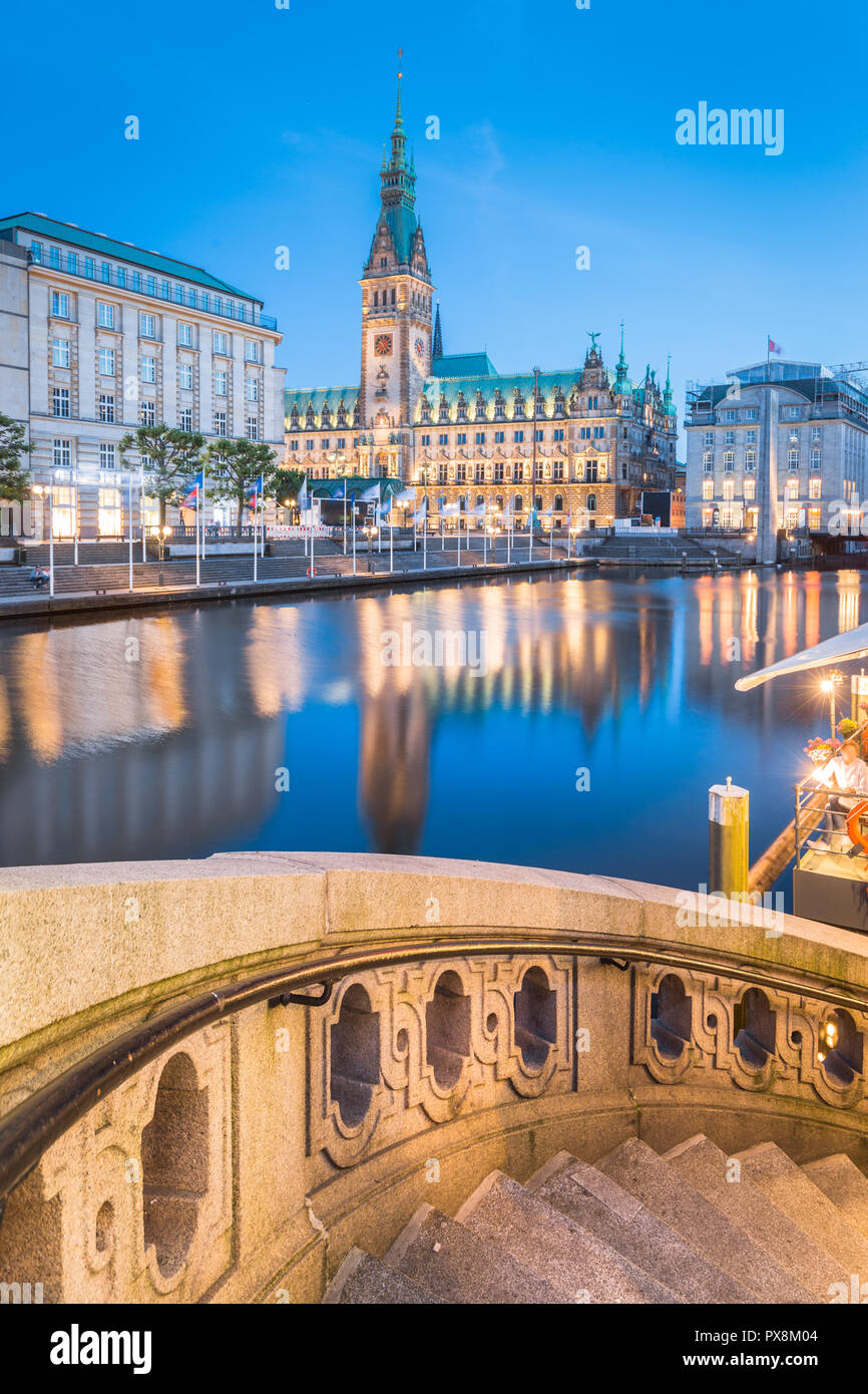 Klassische Dämmerung Blick auf die Hamburger Innenstadt mit historischen Rathaus reflektieren, Binnenalster während der Blauen Stunde in der Dämmerung, Deutschland Stockfoto