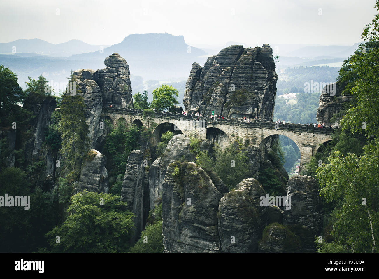 Wunderschöner Panoramablick auf die berühmte Basteibrücke mit Elbsandsteingebirge in der Sächsischen Schweiz National Park auf einem Stimmungsvollen Tag, Sachsen, Deutschland Stockfoto