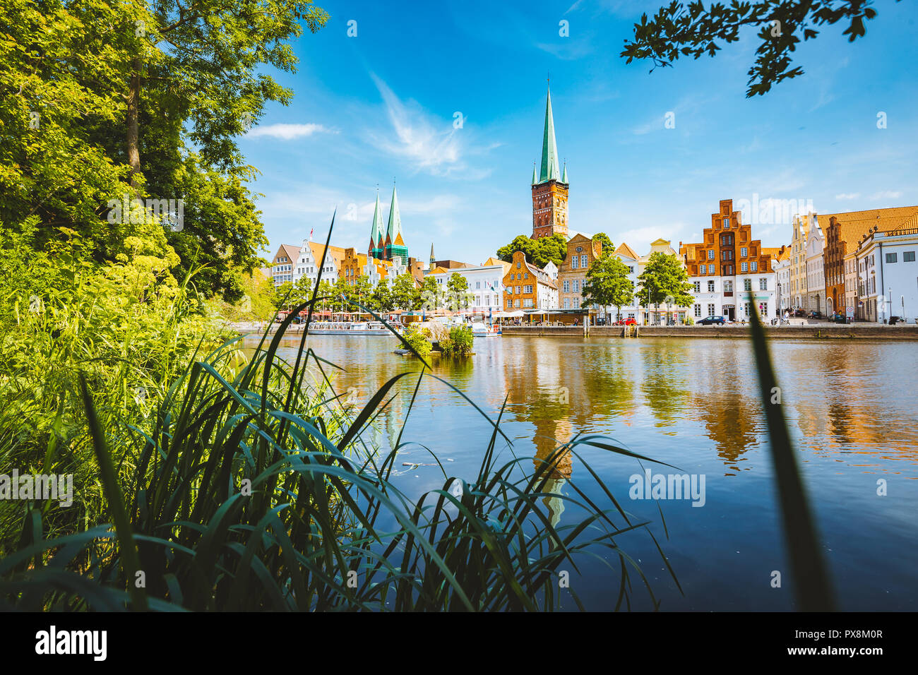 Classic panorama Blick auf die historische Stadt Lübeck mit berühmten Trave im Sommer, Schleswig-Holstein, Deutschland Stockfoto