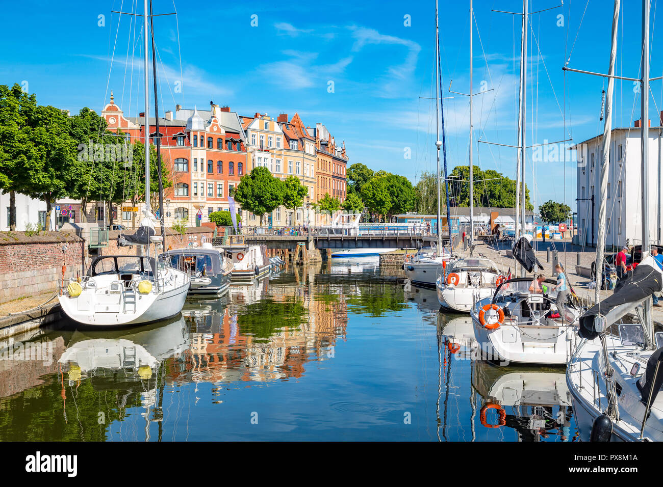 Klassische Panoramablick auf die Hansestadt Stralsund mit Segelbooten im Sommer, Mecklenburg-Vorpommern, Deutschland Stockfoto