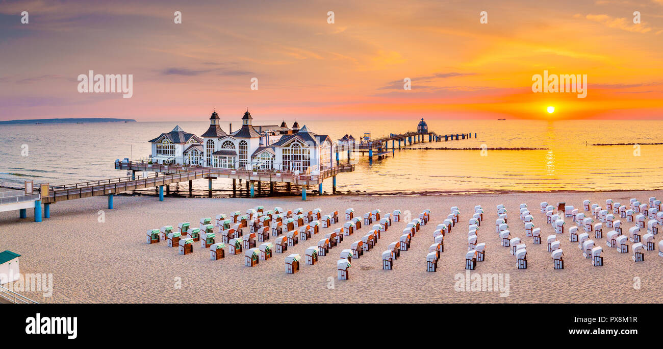 Berühmte Seebruecke Sellin (Seebrücke) im schönen goldenen lichter Morgen bei Sonnenaufgang im Sommer, Ostseebad Sellin Ferienort, Ostsee, Deutschland Stockfoto
