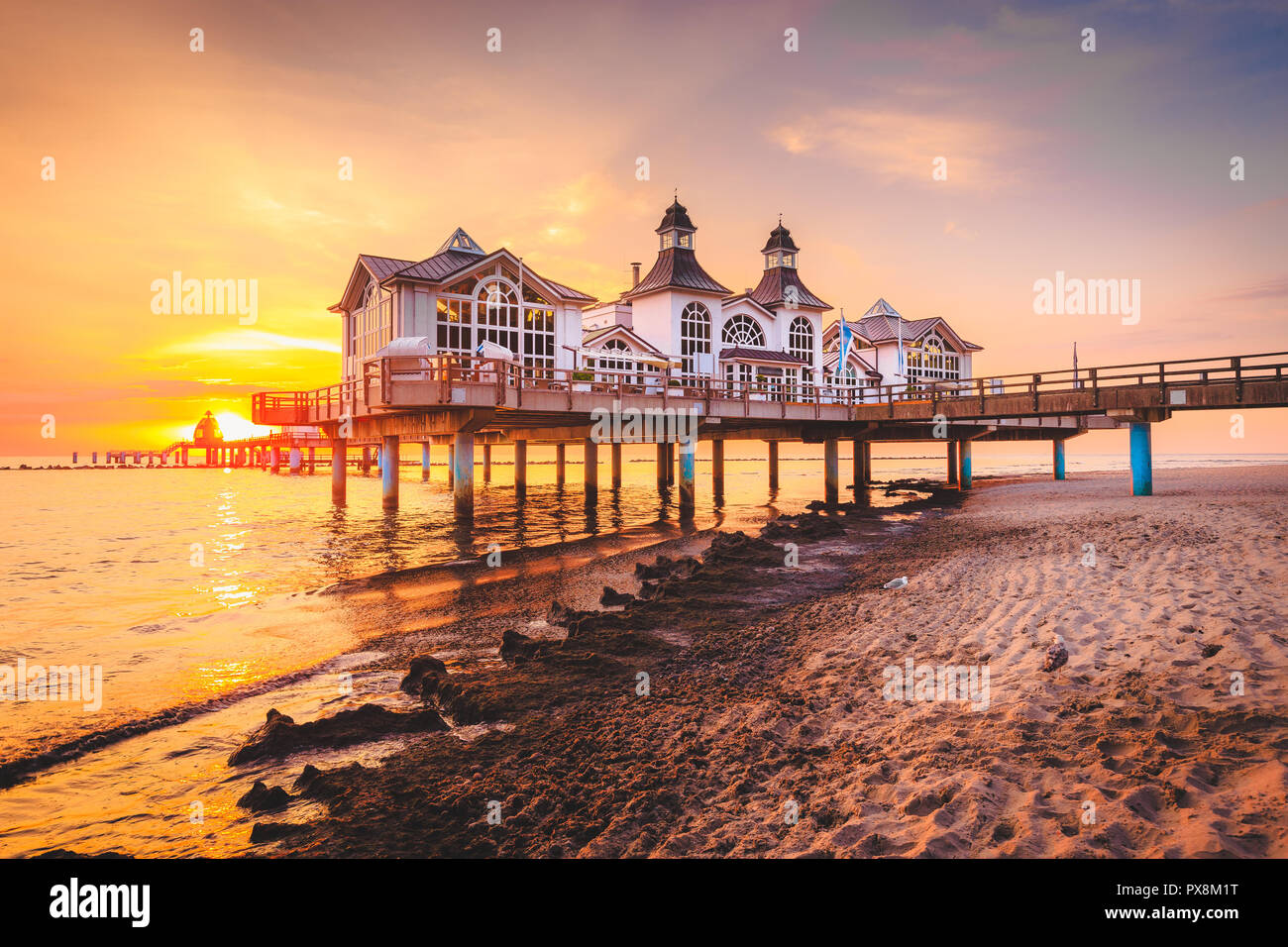 Berühmte Seebruecke Sellin (Seebrücke) im schönen goldenen lichter Morgen bei Sonnenaufgang im Sommer, Ostseebad Sellin Ferienort, Ostsee, Deutschland Stockfoto
