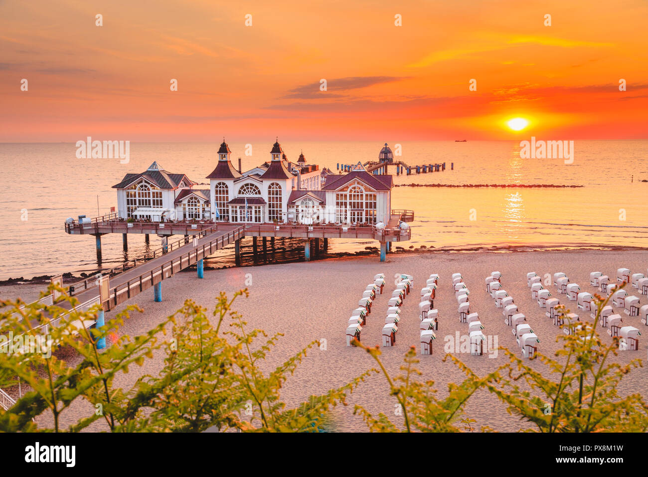 Berühmte Seebruecke Sellin (Seebrücke) im schönen goldenen lichter Morgen bei Sonnenaufgang im Sommer, Ostseebad Sellin Ferienort, Ostsee, Deutschland Stockfoto