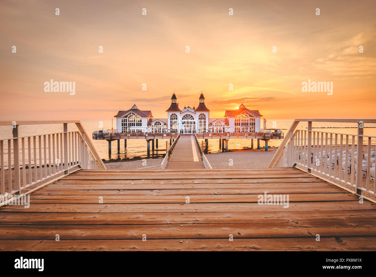 Berühmte Seebruecke Sellin (Seebrücke) im schönen goldenen lichter Morgen bei Sonnenaufgang im Sommer, Ostseebad Sellin Ferienort, Ostsee, Deutschland Stockfoto