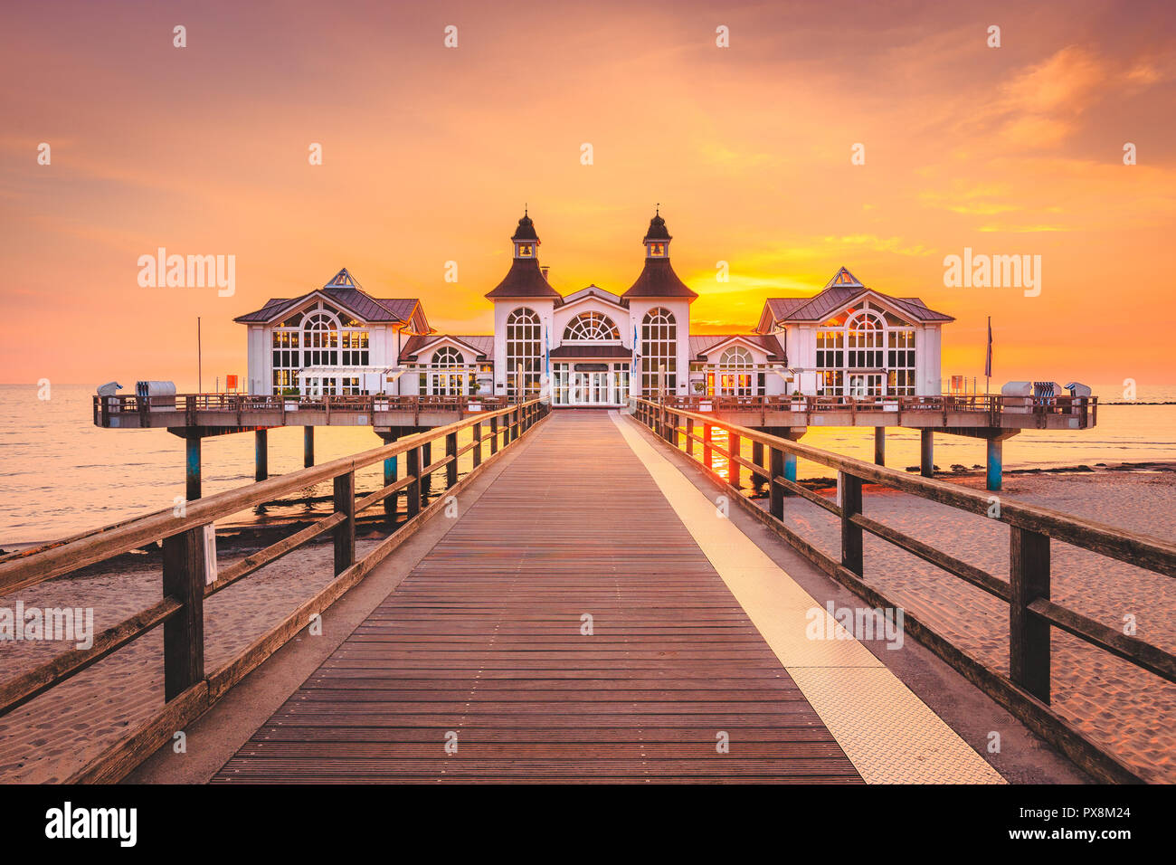 Berühmte Seebruecke Sellin (Seebrücke) im schönen goldenen lichter Morgen bei Sonnenaufgang im Sommer, Ostseebad Sellin Ferienort, Ostsee, Deutschland Stockfoto