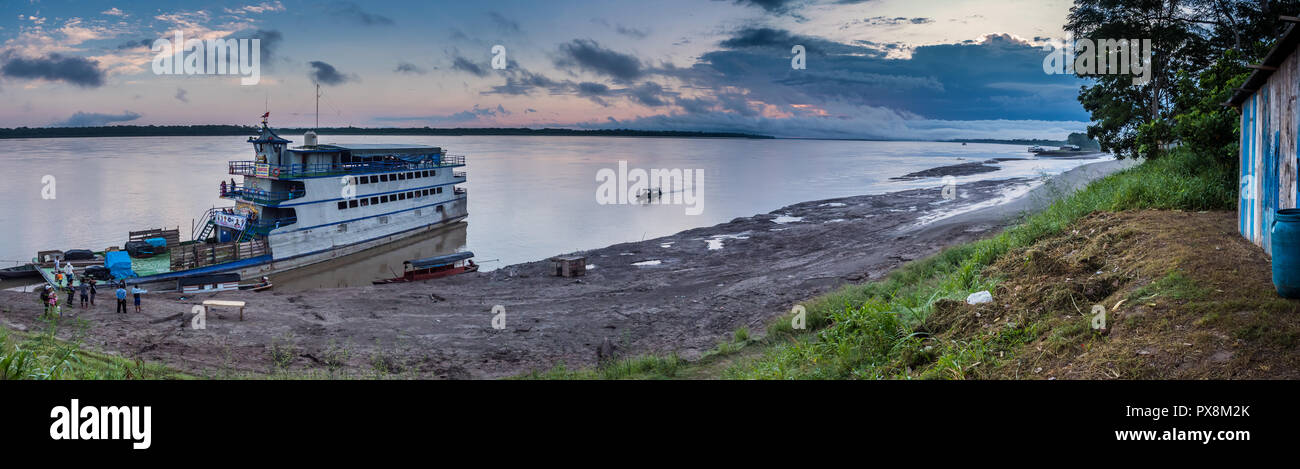 Caballococha, Peru - 23.September 2018: Cargo Boot im Hafen auf dem Amazonas in der Nähe von Caballococha Dorf. Boot nicht klicken Sie auf die Stadt als das Niveau der Wa Stockfoto