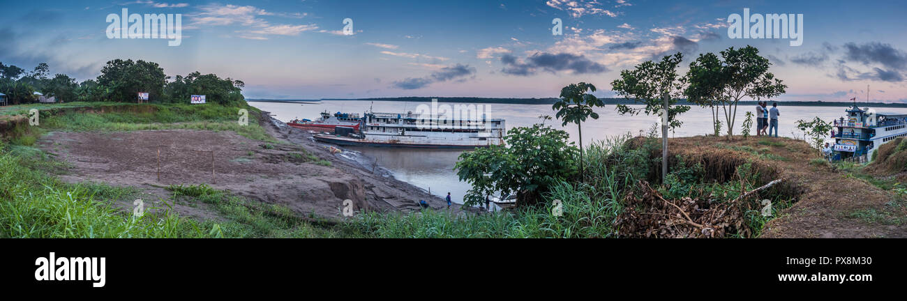 Caballococha, Peru - 23.September 2018: Cargo Boot im Hafen auf dem Amazonas in der Nähe von Caballococha Dorf. Boot nicht klicken Sie auf die Stadt als das Niveau der Wa Stockfoto