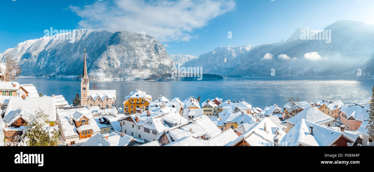 Panoramablick auf das historische Dorf von Hallstatt an einem schönen kalten sonnigen Tag mit blauen Himmel und Wolken im Winter, Österreich Stockfoto