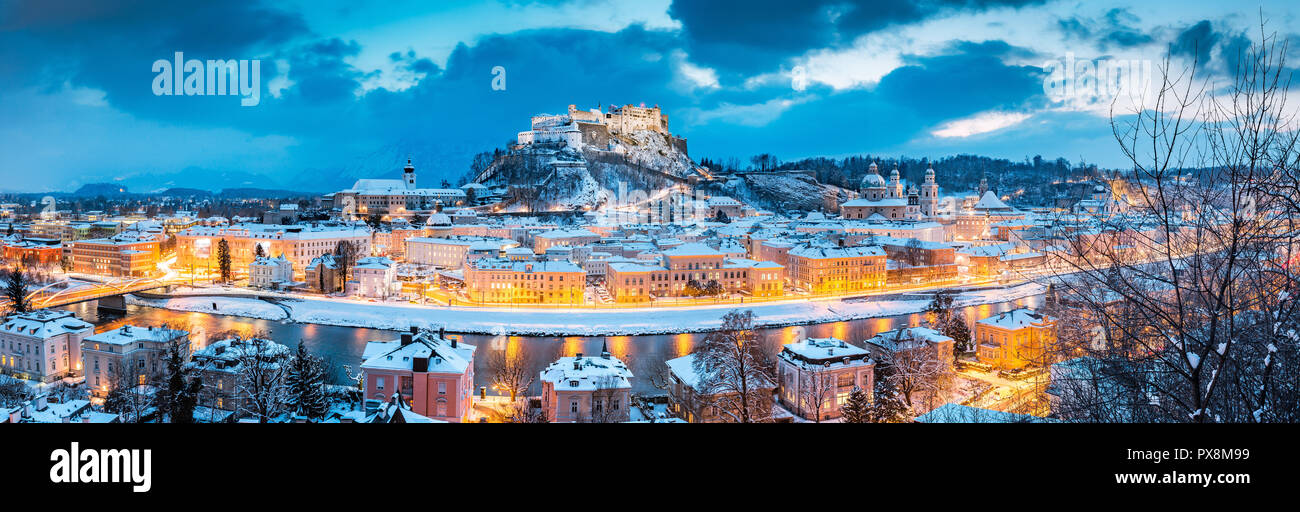 Panoramablick auf die Altstadt von Salzburg mit berühmten Festung Hohensalzburg und Salzach im wunderschönen Dämmerung während scenic Ch beleuchtet Stockfoto