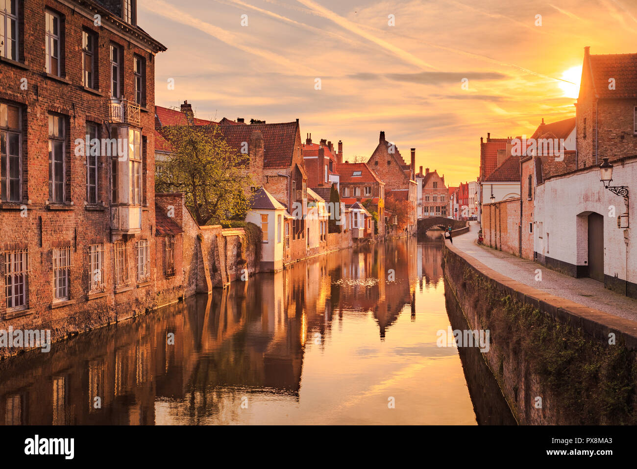 Malerische Aussicht auf das historische Stadtzentrum von Brügge in wunderschönen goldenen lichter Morgen bei Sonnenaufgang, Provinz Westflandern, Belgien Stockfoto