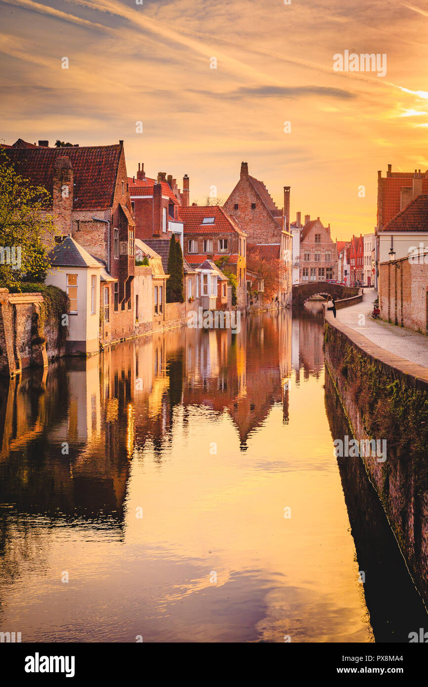 Malerische Aussicht auf das historische Stadtzentrum von Brügge in wunderschönen goldenen lichter Morgen bei Sonnenaufgang, Provinz Westflandern, Belgien Stockfoto
