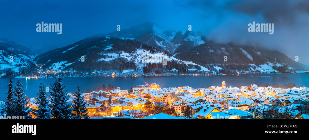 Panoramablick von Zell am See mit Zeller See in der Dämmerung während der Blauen Stunde in der Dämmerung im Winter, Salzburger Land, Österreich Stockfoto