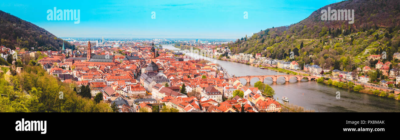 Panoramablick auf die Altstadt von Heidelberg an einem schönen sonnigen Tag mit blauen Himmel und Wolken im Sommer, Baden-Württemberg, Deutschland Stockfoto