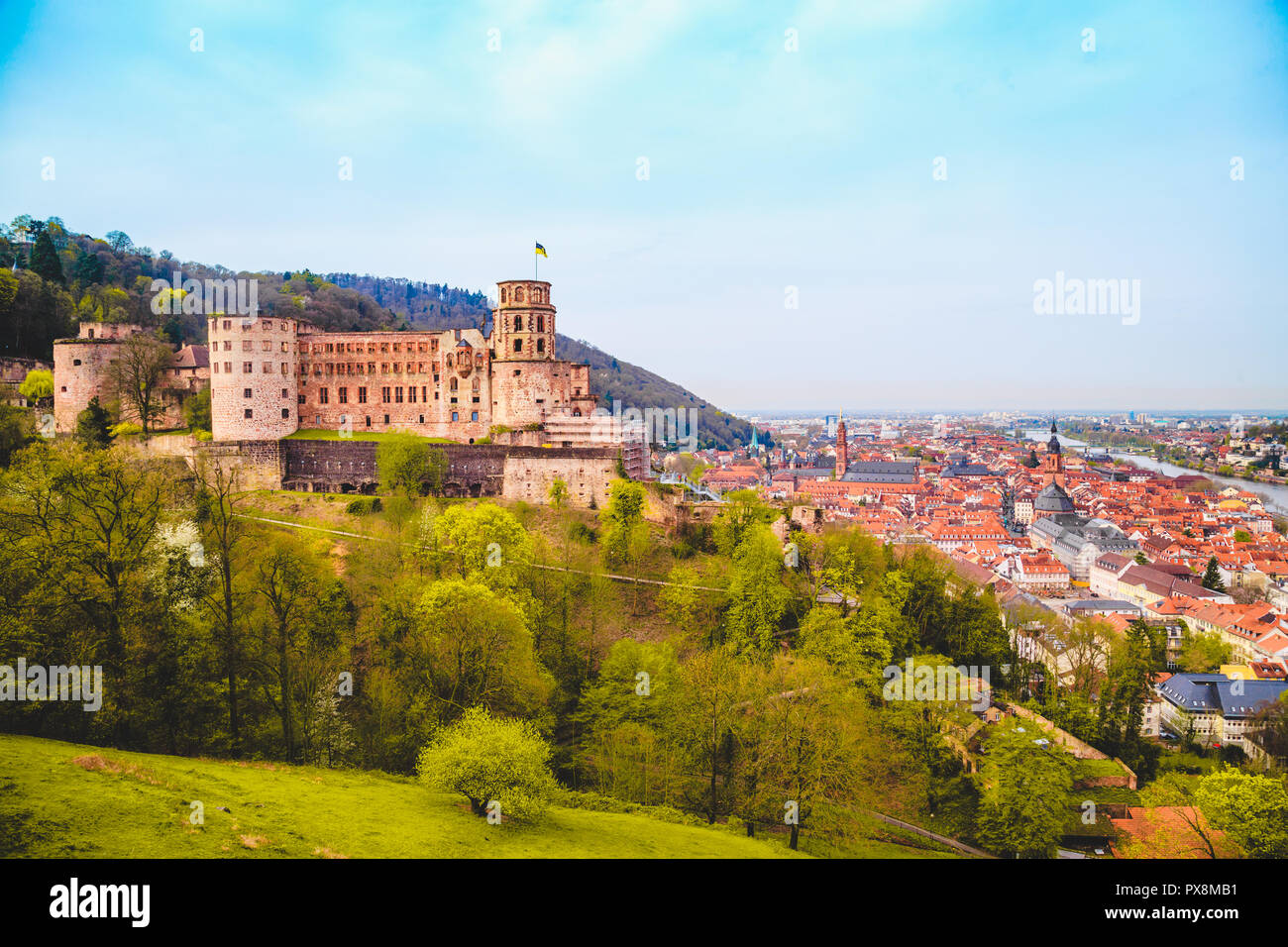 Panoramablick auf die Altstadt von Heidelberg mit dem berühmten Heidelberger Schloss an einem schönen sonnigen Tag mit blauen Himmel und Wolken im Frühling, Baden-Wuer Stockfoto