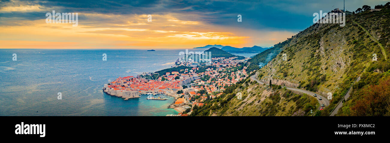 Panoramablick auf das luftbild der Altstadt von Dubrovnik, eines der bekanntesten touristischen Destinationen im Mittelmeer, in schönen, goldenen Eva Stockfoto