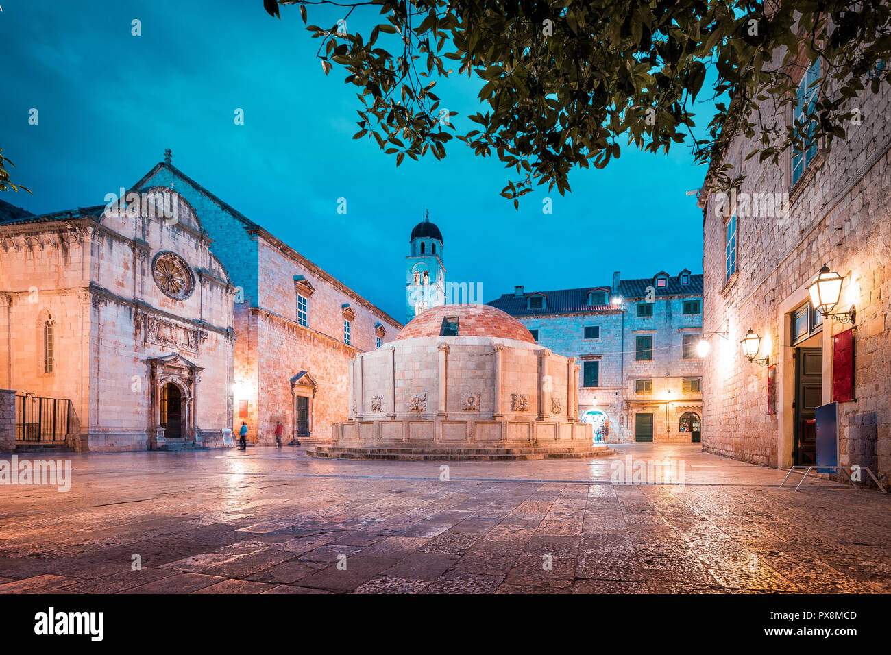 Schöne Dämmerung Blick auf die historische Altstadt von Dubrovnik mit Springbrunnen berühmten onofrio's bei Dämmerung, Dalmatien, Kroatien Stockfoto