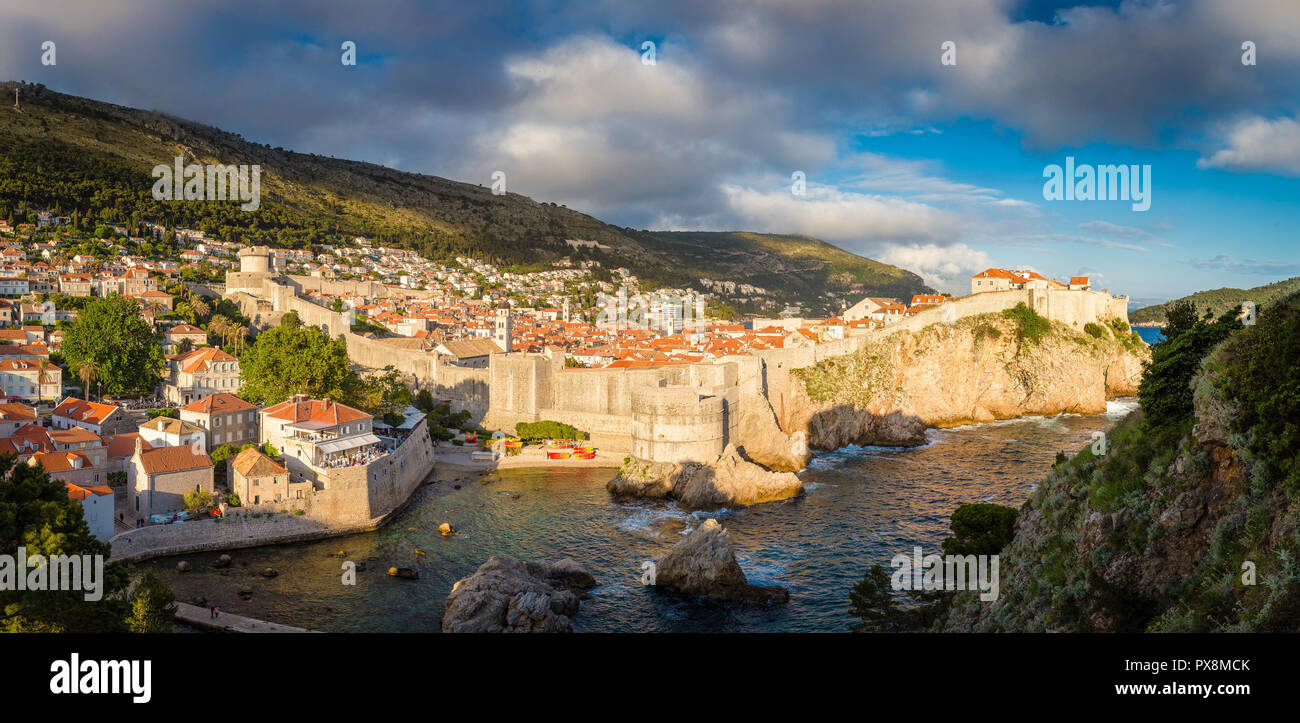 Schönen Panoramablick auf die historische Altstadt von Dubrovnik im schönen goldenen Abendlicht bei Sonnenuntergang, Dalmatien, Kroatien Stockfoto