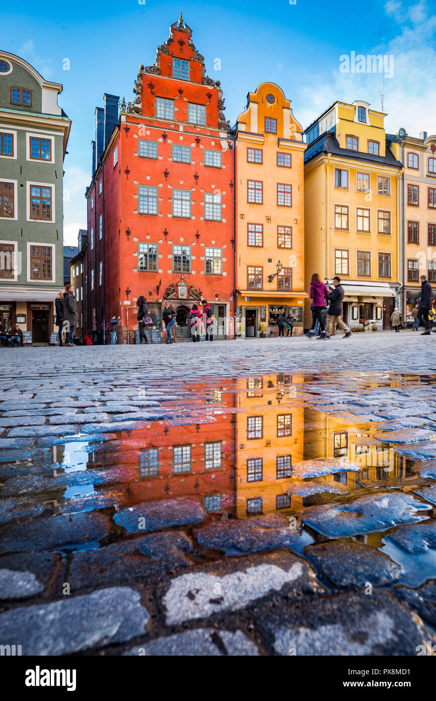 Klassische Ansicht der bunten Häusern an der berühmten stortorget Stadtplatz in der Stockholmer Altstadt Gamla Stan (Altstadt) reflektiert in einer Pfütze, zentrale Stockho Stockfoto