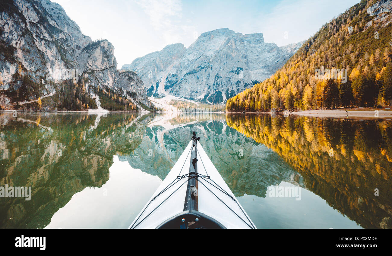 Wunderschöne Aussicht auf Kayak auf einem ruhigen See mit tollen Spiegelungen der Berge und Bäume mit gelben Herbst Laub im Herbst, Lago di Braies, Italien Stockfoto