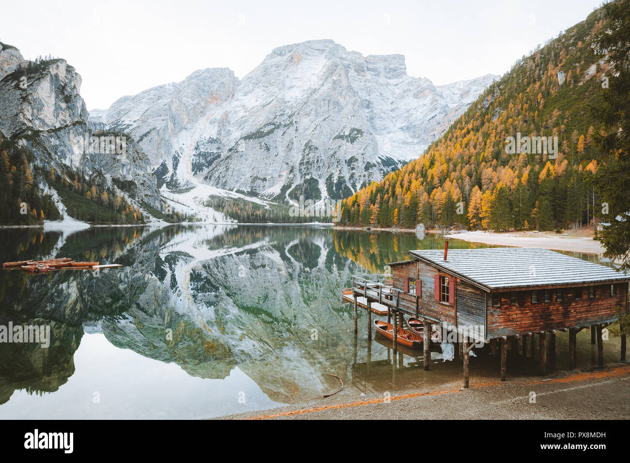 Malerischer Blick auf traditionelle hölzerne Bootshaus an der berühmten Lago di Braies mit Dolomiten Bergspitzen im See widerspiegeln, Südtirol, Italien Berg pea Stockfoto