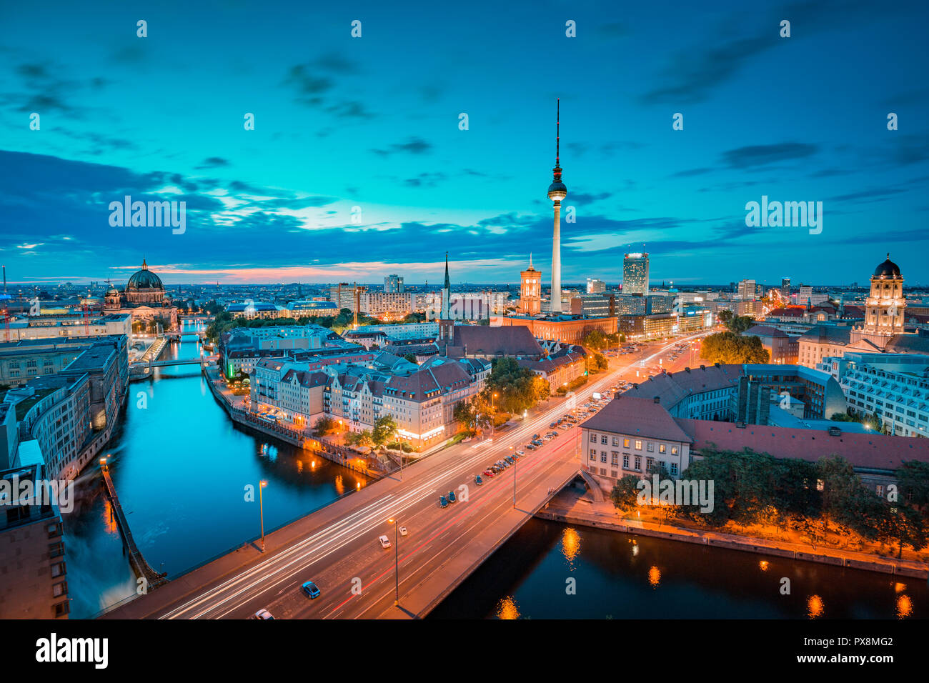 Klassische Ansicht der Berliner Skyline mit berühmten Fernsehturm und Spree in wunderschönen goldenen Abendlicht bei Sonnenuntergang, zentrale Berlin Mitte, Deutschland Stockfoto