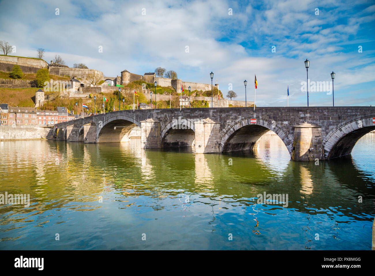 Klassische Ansicht der historischen Altstadt von Namur mit der berühmten alten Brücke, malerischen Fluss Meuse im Sommer in der Provinz Namur in Wallonien, Belgien Stockfoto