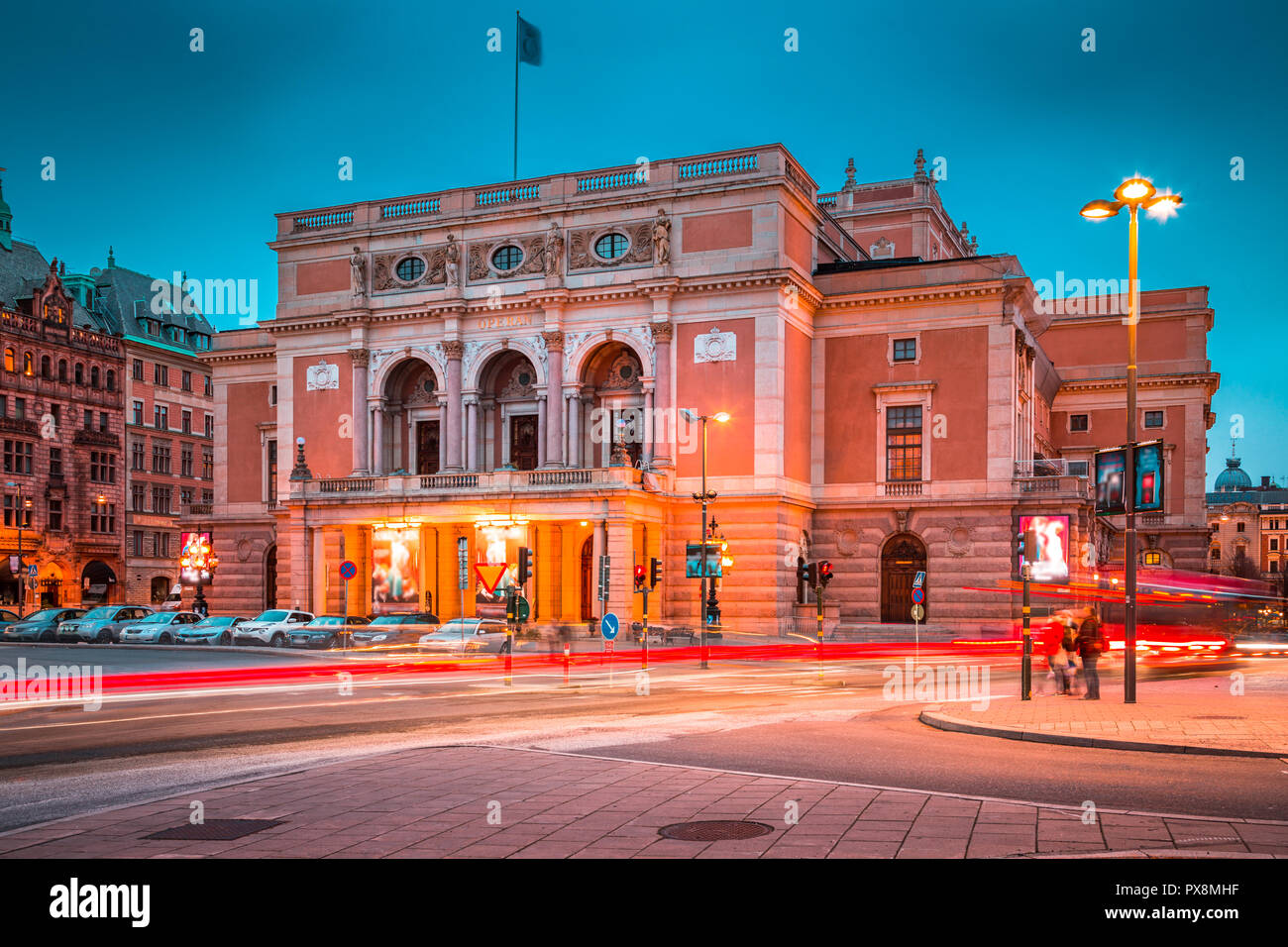 Schönen Blick auf berühmte Königliche Oper (Kungliga Operan) in Stockholm, leuchtet in der Dämmerung, Schweden, Skandinavien Stockfoto